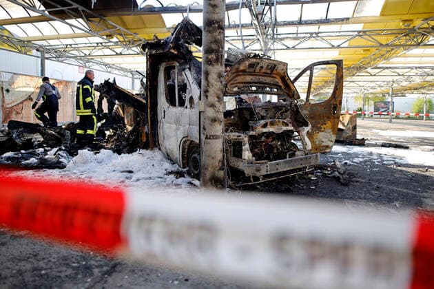 Bilder des Jahres 2021, Entertainment 05 Mai Entertainment Themen der Woche KW18 News Bilder des Tages Willi Herrens Reibekuchen-Foodtruck ist auf dem Parkplatz des Großmarkts Selgros abgebrannt. Die Feuerwehr untersucht das Wrack. Warum der Foodtruck abgebrannt ist, muss noch ermittelt werden. Willi Herren war am 20. April tot in seiner Wohnung in Köln gefunden worden. Den Foodtruck hatte er erst wenige Tage vor seinem Tod eröffnet. Frechen, 03.05.2021 *** Willi Herrens Reibekuchen food truck burned down in the parking lot of the Selgros wholesale market The fire department is investigating the wreckage Why the food truck burned down has yet to be determined Willi Herren was found dead in his apartment in Cologne on April 20 He had opened the food truck only a few days before his death Frechen, 03 05 2021 Foto:xC.xHardtx xFuturexImage