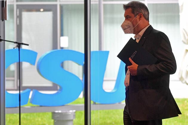 Markus SOEDER (Ministerpraesident Bayern und CSU Vorsitzender), verlaesst das Podium,Abgang mit ffp2 Mundschutz,Maske vor CSU Logo, Einzelbild,angeschnittenes Einzelmotiv, Halbfigur,halbe Figur. Pressekonferenz CSU nach Videokonferenz des CSU Praesidiums in der CSU Zentrale in Muenchen am 03.05.2021.