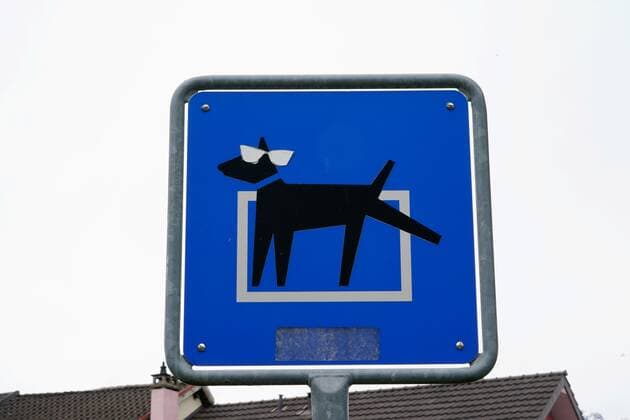Foto Manuel Geisser 29.04.2021 Bild : Hinweistafel Hundetoilette *** Photo Manuel Geisser 29 04 2021 Picture sign dog toilet