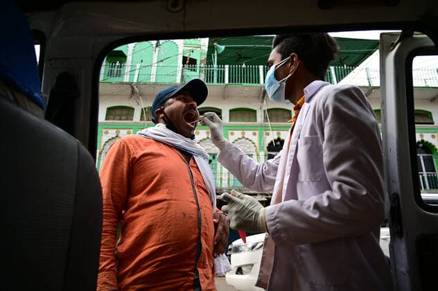 May 3, 2021, Prayagraj, Uttar Pradesh, India: Prayagraj: A medics take swab at a mobile van during government imposed weekend Lockdown in Prayagraj on Monday, May 03, 2021. Prayagraj India - ZUMAv115 20210503_zap_v115_034 Copyright: xPrabhatxKumarxVermax