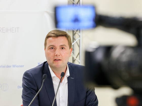 20210503 Press conference of the FPOe Corona politics in Linz and Vienna - the comparison makes safe VIENNA, AUSTRIA - MAY 3: Linz City Councillor for Health Michael Raml (FPOe Upper Austria) at Press conference - of the FPOe Corona politics in Linz and Vienna - the comparison makes safe at FPOe-Media Center on May 3, 2021 in Vienna, Austria. 210503_SEPA_10_033 Copyright: xMichaelxIndrax SEPAxMedia