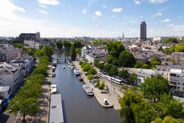 Nantes and the Erdre river Low-level aerial view of the Õile de Versailles (Versailles island) in Nantes. the Erdre river in the city centre, dock and barges along the banks *** Local Caption *** Low-level aerial view of the ’ile de Versailles (Versailles island) in Nantes. the Erdre river in the city centre, dock and barges along the banks Nantes France  Copyright: x ÊJoncherayx xAndia.frx Vjonch_004180