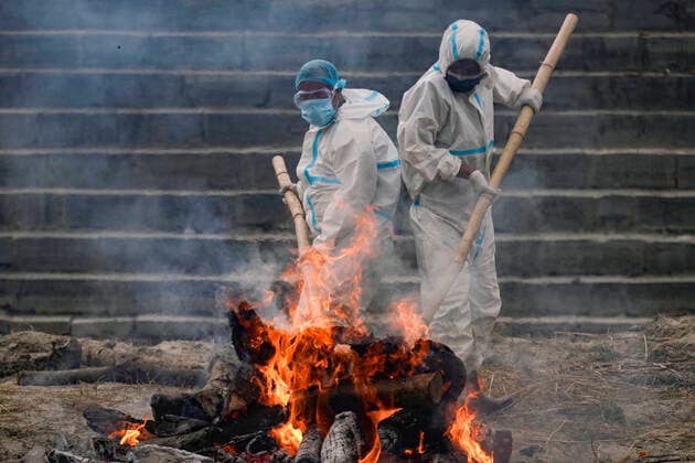 May 3, 2021, Kathmandu, Nepal: Workers from the cremation site burn the bodies of COVID-19 victims along the banks of the Bagmati river, owing to the second wave of the coronavirus pandemic as the infections and deaths increase on the fifth-day of a government imposed lockdown near Pashupathinath Temple in Kathmandu, Nepal on Monday, May 3, 2021. Kathmandu Nepal - ZUMAg200 20210503_zap_g200_011 Copyright: xSkandaxGautamx