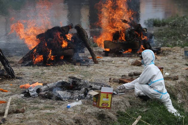 May 3, 2021, Kathmandu, NE, Nepal: A Covid-19 victim is cremated on the bank of the Bagmati river at Pashupati, Kathmandu, Nepal, May 3, 2021. Kathmandu Nepal - ZUMAd164 20210503_zip_d164_010 Copyright: xAryanxDhimalx
