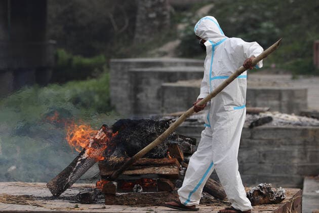 May 3, 2021, Kathmandu, NE, Nepal: A Covid-19 victim is cremated on the bank of the Bagmati river at Pashupati, Kathmandu, Nepal, May 3, 2021. Kathmandu Nepal - ZUMAd164 20210503_zip_d164_012 Copyright: xAryanxDhimalx