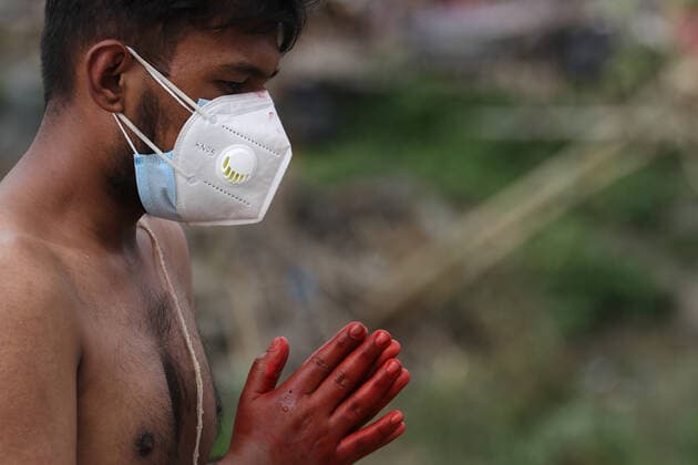 May 3, 2021, Kathmandu, NE, Nepal: A Hindu man performs a ritual for his father who died of Covid-19, in Kathmandu, Nepal, May 3, 2021. Kathmandu Nepal - ZUMAd164 20210503_zip_d164_013 Copyright: xAryanxDhimalx