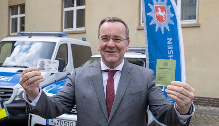 Niedersachsen, Hannover, Der Niedersächsische Minister für Inneres und Sport, Boris Pistorius, hat heute in Hannover den neuen elektronischen Dienstausweis (eDA) für die Polizei Niedersachsen vorgestellt. Die rund 23.500 Mitarbeitenden der Polizei Niedersachsen verfügen damit ab sofort über ein zeitgemäßes Ausweisdokument im handlichen Scheckkartenformat. Es löst nach über 34 Jahren Nutzungsdauer den bisherigen grünen Dienstausweis ab. *** Lower Saxony, Hanover, The Lower Saxony Minister of the Interior and Sport, Boris Pistorius, presented the new electronic service ID card eDA for the Lower Saxony police force in Hanover today The approximately 23,500 employees of the Lower Saxony police force now have a modern ID document in