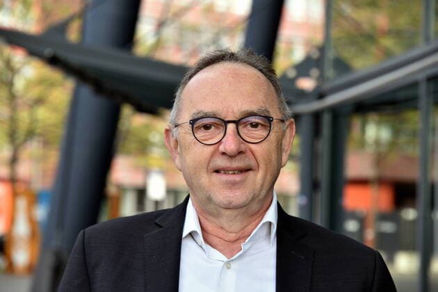 Der Politiker Norbert Walter-Borjans, SPD, posiert bei der Eroeffnung der Ausstellung Der Stadt Bestes - Das Gute in der Krise des Fotografen und Künstler Thomas Ahrendt. Die 70 grossformatigen Bilder sind ab sofort an den Fenstern der Lanxess Arena ebenerdig zu sehen *** Politician Norbert Walter Borjans, SPD, poses at the opening of the exhibition Der Stadt Bestes Das Gute in der Krise by photographer and artist Thomas Ahrendt The 70 large-format pictures are now on display at ground level at the windows of the Lanxess Arena