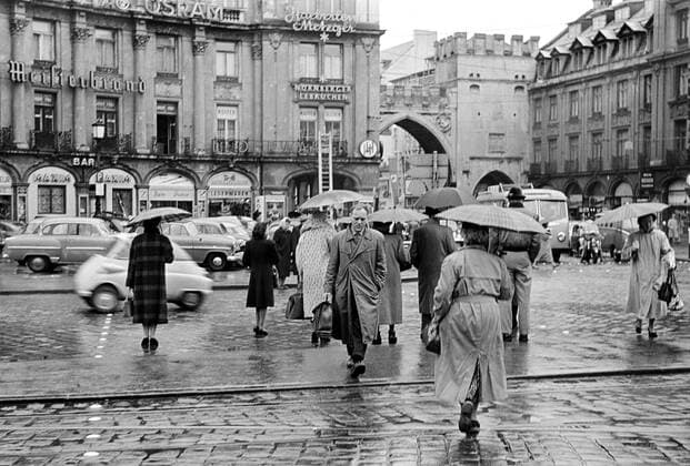 Fussgängerübergang am Karlsplatz, dem Stachus, in München. Verkehr am Stachus in München. Fotografiert am 01.10.1953. München Bayern Deutschland *** Pedestrian crossing at Karlsplatz, the Stachus, in Munich Traffic at the Stachus in Munich Photographed on 01 10 1953 Munich Bavaria Germany Copyright: xSammlungxRolfxPossx