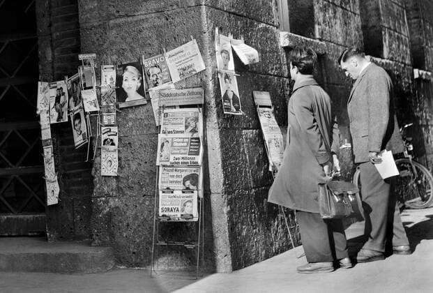 Das Allerneueste. Zeitungen und Zeitschriften am Kiosk in München. Fotografiert am 01.08.1959. München Bayern Deutschland *** The very latest newspapers and magazines at the kiosk in Munich Photographed on 01 08 1959 Munich Bavaria Germany Copyright: xSammlungxRolfxPossx