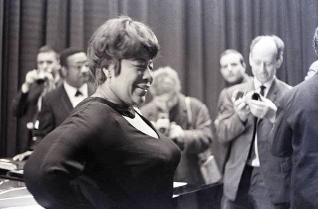 IMAGO ICONS: Ella Fitzgerald 20.03.1965, Berlin, DDR - Ella Fitzgerald, Saengerin. Am 20.03.1965 gaben sie und Louis Armstrong im alten Friedrichstadtpalast ein Konzert anlaesslich ihrer Tournee durch die DDR. (Berlin, DDR, deutsch, Deutsche Demokratische Republik, Deutschland, Ella Fitzgerald, Europa, europaeisch, Fitzgerald, GDR, innen, Innenaufnahme, Persoenlichkeit, Portraet, Portrait, QF, Querformat, s w, Saengerin, schwarz weiss, schwarz-weiss, Schwarzweiss, Westeuropa, Zeitdokument, Zeitgeschichte) 650320KF001093FITZGERALD.JPG *** 20 03 1965, Berlin, GDR Ella Fitzgerald, singer On 20 03 1965 she and Louis Armstrong gave a concert in the old Friedrichstadtpalast on the occasion of their tour through the GDR Berlin, GDR, German, German Democratic Republic, German