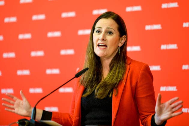 Berlin, Deutschland 3. Mai 2021: Pressestatement - Die Linke - Parteivorsitzende Janine Wissler - 03.05.2021 Im Bild Parteivorsitzende Janine Wissler (Die Linke) gestikuliert am Rednerpult Karl-Liebknecht Haus Berlin Copyright: xFotostandx xReuhlx