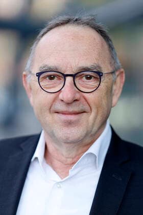 Norbert Walter-Borjans bei der Eröffnung der Ausstellung Der Stadt Bestes - Das Gute in der Krise des Fotografen und Künstler Thomas Ahrendt. Die 70 grossformatigen Bilder sind ab sofort an den Fenstern der Lanxess Arena ebenerdig zu sehen. Köln, 03.05.2021 *** Norbert Walter Borjans at the opening of the exhibition Der Stadt Bestes Das Gute in der Krise by photographer and artist Thomas Ahrendt The 70 large-format pictures can now be seen at ground level on the windows of the Lanxess Arena Cologne, 03 05 2021 Foto:xC.xHardtx xFuturexImage