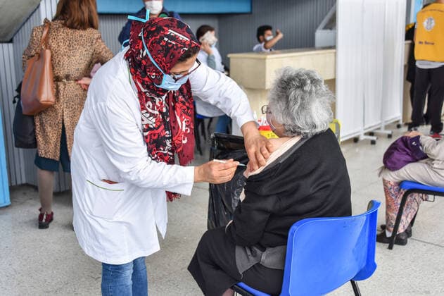 Coronavirus in Tunesien, Impfzentrum in Tunis May 31, 2020, Tunis, Tunisia: An elderly woman receives a dose of the Pfizer-BioNTech COVID-19 coronavirus vaccine as others wait for their turn at El-Menzah sports hall in Tunisia s capital. Tunis Tunisia - ZUMAs197 20200531_zaa_s197_329 Copyright: xJdidixwassimx