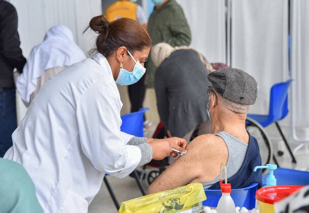 Coronavirus in Tunesien, Impfzentrum in Tunis May 3, 2021, Tunis, Tunisia: An elderly man receives a dose of the Pfizer-BioNTech COVID-19 coronavirus vaccine as others wait for their turn at El-Menzah sports hall in Tunisia s capital. Tunis Tunisia - ZUMAs197 20210503_zaa_s197_061 Copyright: xJdidixwassimx