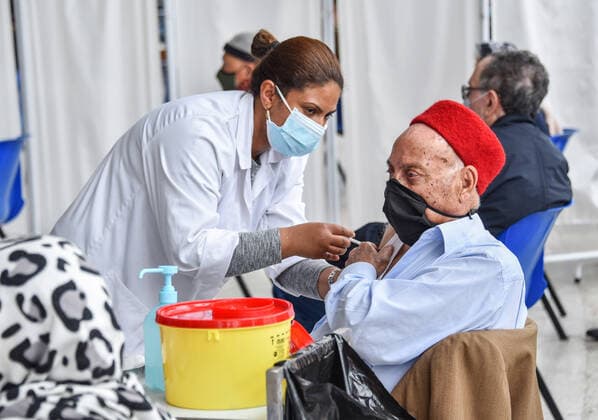 Coronavirus in Tunesien, Impfzentrum in Tunis May 3, 2021, Tunis, Tunisia: An elderly man receives a dose of the Pfizer-BioNTech COVID-19 coronavirus vaccine as others wait for their turn at El-Menzah sports hall in Tunisia s capital. Tunis Tunisia - ZUMAs197 20210503_zaa_s197_062 Copyright: xJdidixwassimx
