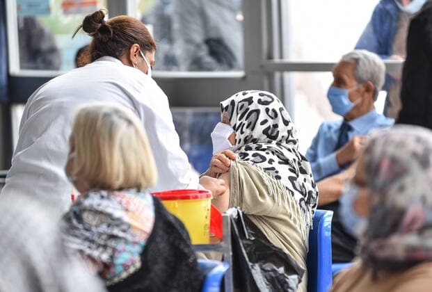 Coronavirus in Tunesien, Impfzentrum in Tunis May 3, 2021, Tunis, Tunisia: An elderly woman receives a dose of the Pfizer-BioNTech COVID-19 coronavirus vaccine as others wait for their turn at El-Menzah sports hall in Tunisia s capital. Tunis Tunisia - ZUMAs197 20210503_zaa_s197_063 Copyright: xJdidixwassimx