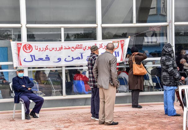 Coronavirus in Tunesien, Impfzentrum in Tunis May 3, 2021, Tunis, Tunisia: Elderly people wait to get vaccinated against COVID-19 outside El-Menzah sports hall in Tunisia s capital. Tunis Tunisia - ZUMAs197 20210503_zaa_s197_065 Copyright: xJdidixwassimx