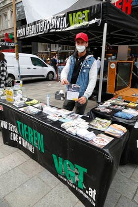 Coronakrise: Lockdown - Ende in Wien am 3. Mai Wien, Mariahilf, 03.05.2021 Nach 32 Tagen im Ost-Lockdown durften der Handel und die sogenannten körpernahen Dienstleister in Wien und Niederösterreich wieder aufsperren. Corona-Pandemie, Corona, Corona-Virus, CoV 2, Covid 19, Sars, Virus, Virusinfektion, Pandemie, CoronakriseKrise, Viruserkrankung, Coronavirus, SARS-CoV-2 Verein gegen Tierfabriken VGT.at Vollspaltenboden: eine Qual für Schweine Tierquälerei Wien Austria