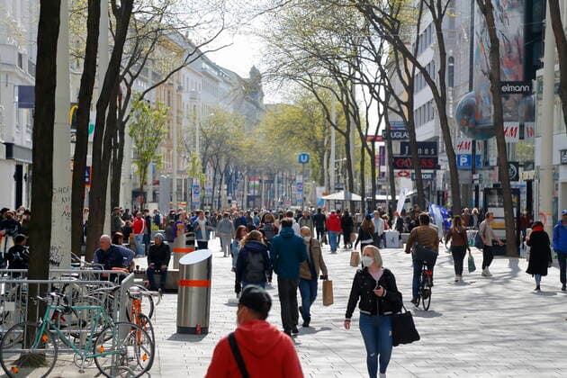Coronakrise: Lockdown - Ende in Wien am 3. Mai Wien, Mariahilf, 03.05.2021 Nach 32 Tagen im Ost-Lockdown durften der Handel und die sogenannten körpernahen Dienstleister in Wien und Niederösterreich wieder aufsperren. Corona-Pandemie, Corona, Corona-Virus, CoV 2, Covid 19, Sars, Virus, Virusinfektion, Pandemie, CoronakriseKrise, Viruserkrankung, Coronavirus, SARS-CoV-2 Belebte Mariahilferstraße Shoppen, Einkaufen Wien Austria
