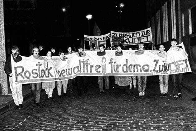 (12 10 1989) Das Spruchband: Rostock - gewaltfrei für demokratische Zukunft manifestiert das Ziel der Herbstbewegung 1989. Rostock Mecklenburg-Vorpommern Deutschland *** 12 10 1989 The banner Rostock nonviolent for democratic future manifests the goal of the autumn movement 1989 Rostock Mecklenburg Vorpommern Germany