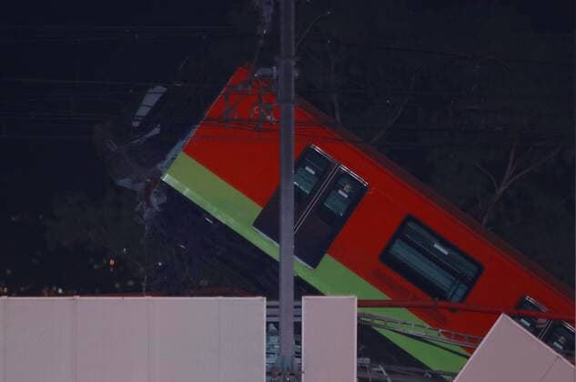 Mexico City (Mexico), 04 03 2021.- General view of the collapse of some subway cars tonight, in Mexico City, Mexico, 03 May 2021. At least 15 people died and another 70 were injured when a bridge on the elevated track of line 12 of the Mexico City Metro between Olivos and Tezonco station collapsed on Monday night, on which a train with several wagons circulated. At least 15 dead and 70 injured after subway crash in Mexico City !ACHTUNG: NUR REDAKTIONELLE NUTZUNG!  Copyright: xCarlosxRamirezx MEX787 20210504-637557110294967102