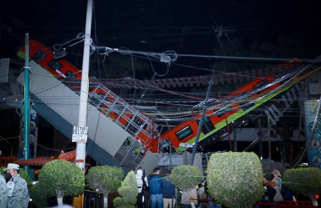Mexico City (Mexico), 04 03 2021.- General view of the collapse of some subway cars tonight, in Mexico City, Mexico, 03 May 2021. At least 15 people died and another 70 were injured when a bridge on the elevated track of line 12 of the Mexico City Metro between Olivos and Tezonco station collapsed on Monday night, on which a train with several wagons circulated. At least 15 dead and 70 injured after subway crash in Mexico City !ACHTUNG: NUR REDAKTIONELLE NUTZUNG!  Copyright: xCarlosxRamirezx MEX789 20210504-637557120610605787