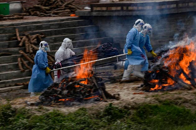 May 4, 2021, Kathmandu, Nepal: Nepalese Army carry a body of a COVID-19 victim for ritual cremation along the banks of the Bagmati river, owing to the second wave of the coronavirus pandemic as the infections and deaths increase on the sixth-day of a government imposed lockdown near Pashupathinath Temple in Kathmandu, Nepal on Tuesday, May 4, 2021. Kathmandu Nepal - ZUMAg200 20210504_zap_g200_005 Copyright: xSkandaxGautamx
