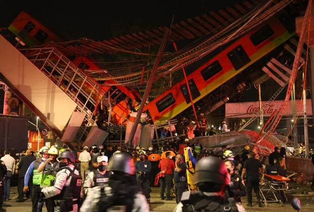 (210504) -- MEXICO CITY, May 4, 2021 () -- Photo taken on May 3, 2021 shows the scene of a metro bridge collapse in Mexico City, Mexico. At least 15 people were killed and 70 others injured after a metro bridge collapsed in southern Mexico City Monday night, according to an updated preliminary report from local authorities. () (SPOT NEWS)MEXICO-MEXICO CITY-METRO BRIDGE COLLAPSE Xinhua 