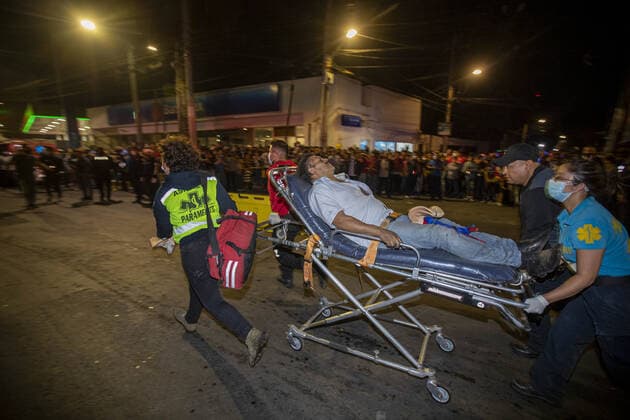 (210504) -- MEXICO CITY, May 4, 2021 -- Medical workers transfer an injured at the scene of a metro bridge collapse in Mexico City, Mexico, May 3, 2021. At least 15 people were killed and 70 others injured after a metro bridge collapsed in southern Mexico City Monday night, according to an updated preliminary report from local authorities. (Photo by Xinhua) (SPOT NEWS)MEXICO-MEXICO CITY-METRO BRIDGE COLLAPSE RicardoxFlores 