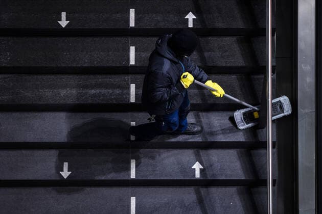 Eine Reinigungskraft wischt eine Treppe, die mit Pfeilen fuer die jeweiligen Laufrichtungen markiert ist, aufgenommen in Berlin, 04.05.2021. Berlin Deutschland *** A cleaner wipes a staircase marked with arrows for the respective walking directions, taken in Berlin, 04 05 2021 Berlin Germany Copyright: xFlorianxGaertner photothek.dex