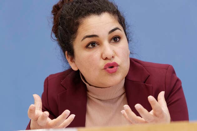 Bilder des Jahres 2021, News 05 Mai News Themen der Woche KW18 News Bilder des Tages Newroz Duman 2021-05-04, Deutschland, Berlin - Bundespressekonferenz, Vorstellung der Jahresbilanz rechte Gewalt 2020 und Techtsterrorismus. Im Bild Newroz Duman, Initiative 19. Februar Hanau. *** Newroz Duman 2021 05 04, Germany, Berlin Federal press conference, presentation of the annual balance right-wing violence 2020 and Techtsterrorismus In the picture Newroz Duman, initiative 19 February Hanau