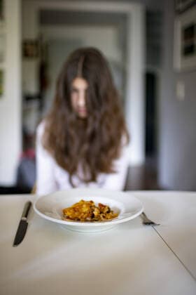 IMAGO Creative: Gesundheit, Magersucht, Bulimie Thema: Essstoerung bei Jugendlichen. Bonn Deutschland *** Topic Eating Disorder in Adolescents Bonn Germany Copyright: xUtexGrabowsky photothek.netx