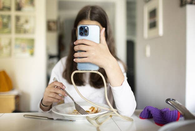 IMAGO Creative: Gesundheit, Magersucht, Bulimie Thema: Essstoerung bei Jugendlichen. Smartphone Nutzung. Bonn Deutschland *** Topic Eating disorder in adolescents Smartphone use Bonn Germany Copyright: xUtexGrabowsky photothek.netx