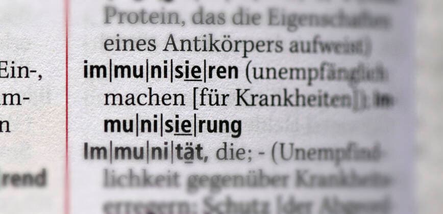04.05.2021, Symbolbild, Eintrag des Begriffs Immunisieren im deutschen Duden für Rechtschreibung, 04.05.2021, Duden 04.05.2021, Duden
