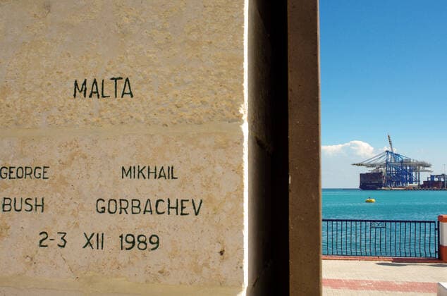 Birzebbuga (Malta) : War memorial built at the end of the Cold War in 1989. Birzebbuga (Malta) : CMA-CGM container terminal in Malta Freeport on Malta island. This is the third European transhipment port. In the foreground, a memorial built in 1989 which marks the end of the cold war. It was built on the place where G.W.Bush and Mickhail Gorbatchev had met. *** Local Caption ***  Copyright: xFourmy Andiax 209419
