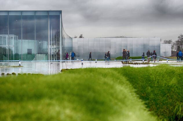 Architektur von SANAA Lens (62): The Louvre-Lens museum (2012.12.09) Lens (62): The Louvre-Lens satellite with its glass building, designed by the Japanese architectural firm SANAA (Japanese architects Kazuyo Sejima and Ryue Nishizawa, Pultizer price award in 2010), associated with architects Imrey-Culbert Built on the site of a former coal pithead, the aim of Louvre-Lens museum it to decentralize and open wide access to culture. It offers a space for temporary exhibitions and the great gallery, showing works lent from the collections of the Louvre museum.  Copyright: xBlanquart Andia.frx 210132