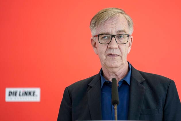 Statement Dietmar Bartsch vor der Fraktionssitzung des Bundestag Die Linke Aktuell, 04.05.2021, Berlin, Dietmar Bartsch im Portrait bei Ihrem Statement im Vorfeld der Fraktionssitzung Die Linke Bundestagsfraktion im Reichstagsgebaeude Berlin Berlin Deutschland