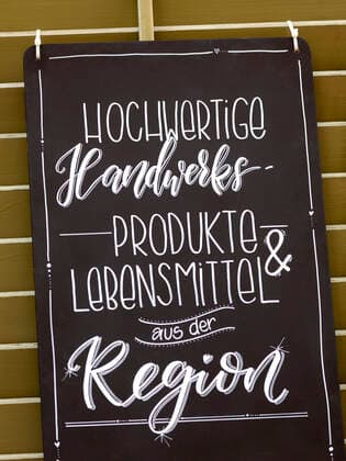 Hinweisschild Hochwertige Handwerks und Lebensmittel aus der Region *** Sign High quality handicrafts and food from the region 1065524265