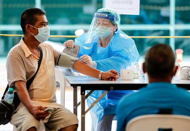 May 4, 2021, Bangkok, Thailand: A health worker measure the blood pressure of a man before administering a dose of CoronaVac vaccine.Thailand s Covid-19 death toll surpassed 300 on Tuesday, as 27 deaths and 1,763 new cases were added, bringing the toll to 303 fatalities and 72,788 cases. Bangkok Thailand - ZUMAs197 20210504_zaa_s197_033 Copyright: xChaiwatxSubprasomx