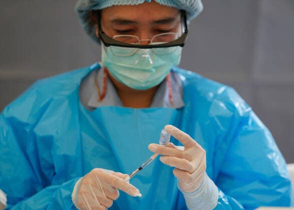 May 4, 2021, Bangkok, Thailand: A health worker prepares a dose of the CoronaVac vaccine..Thailand s Covid-19 death toll surpassed 300 on Tuesday, as 27 deaths and 1,763 new cases were added, bringing the toll to 303 fatalities and 72,788 cases. Bangkok Thailand - ZUMAs197 20210504_zaa_s197_034 Copyright: xChaiwatxSubprasomx