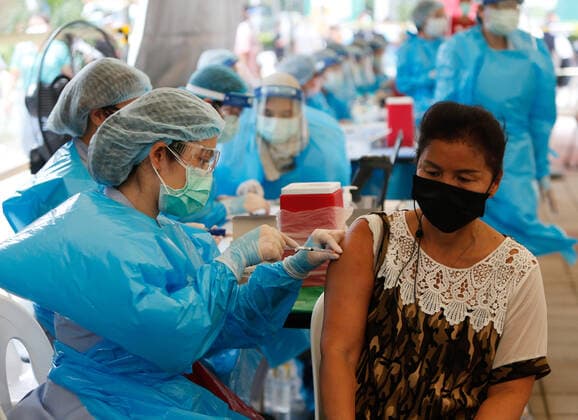 May 4, 2021, Bangkok, Thailand: A health worker administers a dose of CoronaVac vaccine to a woman..Thailand s Covid-19 death toll surpassed 300 on Tuesday, as 27 deaths and 1,763 new cases were added, bringing the toll to 303 fatalities and 72,788 cases. Bangkok Thailand - ZUMAs197 20210504_zaa_s197_035 Copyright: xChaiwatxSubprasomx