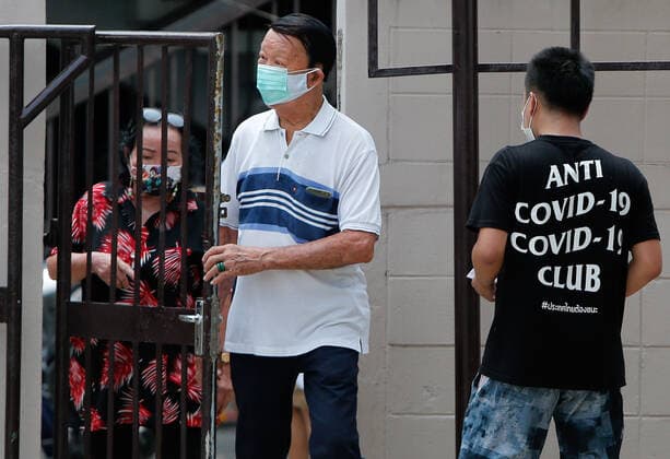 News Bilder des Tages May 4, 2021, Bangkok, Thailand: A man wearing an Anti COVID-19 T-shirt during a swab test drive in Bangkok..Thailand s Covid-19 death toll surpassed 300 on Tuesday, as 27 deaths and 1,763 new cases were added, bringing the toll to 303 fatalities and 72,788 cases. Bangkok Thailand - ZUMAs197 20210504_zaa_s197_042 Copyright: xChaiwatxSubprasomx