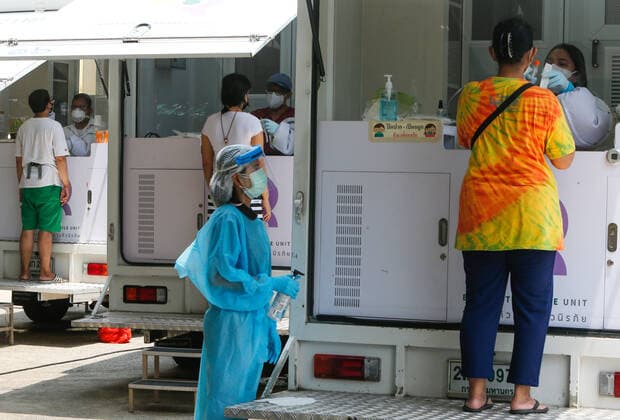 May 4, 2021, Bangkok, Thailand: Health workers collect nasal swab samples from people on biosafety mobile vehicle in Bangkok..Thailand s Covid-19 death toll surpassed 300 on Tuesday, as 27 deaths and 1,763 new cases were added, bringing the toll to 303 fatalities and 72,788 cases. Bangkok Thailand - ZUMAs197 20210504_zaa_s197_043 Copyright: xChaiwatxSubprasomx