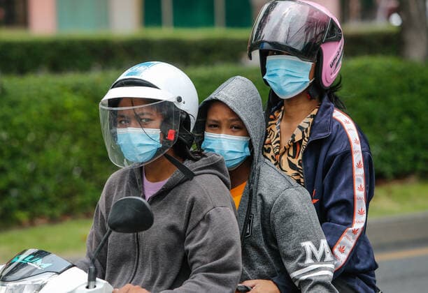 May 4, 2021, Bangkok, Thailand: People wearing face masks as a preventive measure against the spread of covid-19 while riding on a motorcycle..Thailand s Covid-19 death toll surpassed 300 on Tuesday, as 27 deaths and 1,763 new cases were added, bringing the toll to 303 fatalities and 72,788 cases. Bangkok Thailand - ZUMAs197 20210504_zaa_s197_045 Copyright: xChaiwatxSubprasomx