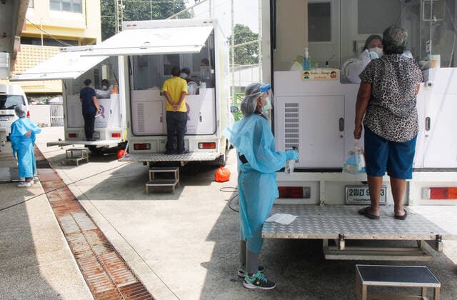 May 4, 2021, Bangkok, Thailand: Health workers collect nasal swab samples from people on biosafety mobile vehicle in Bangkok..Thailand s Covid-19 death toll surpassed 300 on Tuesday, as 27 deaths and 1,763 new cases were added, bringing the toll to 303 fatalities and 72,788 cases. Bangkok Thailand - ZUMAs197 20210504_zaa_s197_047 Copyright: xChaiwatxSubprasomx