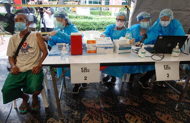 May 4, 2021, Bangkok, Thailand: A health worker administers a dose of CoronaVac vaccine to a man..Thailand s Covid-19 death toll surpassed 300 on Tuesday, as 27 deaths and 1,763 new cases were added, bringing the toll to 303 fatalities and 72,788 cases. Bangkok Thailand - ZUMAs197 20210504_zaa_s197_048 Copyright: xChaiwatxSubprasomx