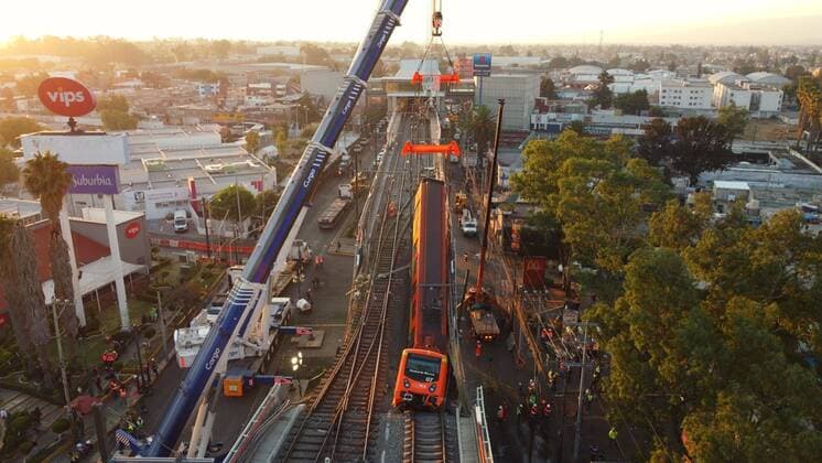 Bilder des Jahres 2021, News 05 Mai News Themen der Woche KW18 News Bilder des Tages MEXICO CITY (MEXICO), 05 04 2021.- Aerial view made with a drone that shows the collapse of the subway in Mexico City, Mexico, 04 March 2021. At least 23 people died and another 79 were injured when a bridge on the elevated track of line 12 of the Mexico City Metro between Olivos and Tezonco station collapsed on Monday night, on which a train with several wagons circulated. EFE Sashenka Gutierrez At least 23 dead and 79 injured when a subway collapsed in Mexico City !ACHTUNG: NUR REDAKTIONELLE NUTZUNG!  Copyright: xSashenkaxGutierrezx MEX853 20210504-637557456555578059