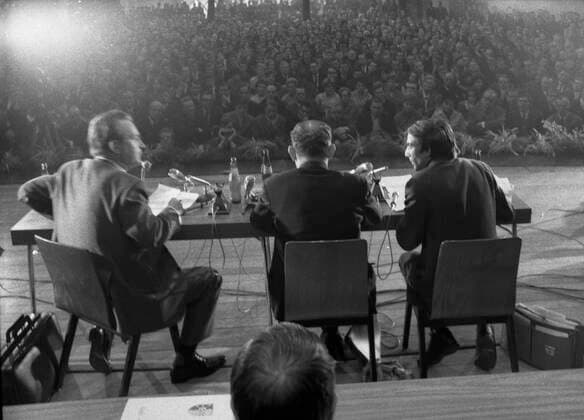 Streitgespräch Rau-Dutschke 1967 DEU, Deutschland, Berlin: Zu einem politischen Streitgespraech im aktuellen Forum der Universitaet Berlin trafen sich im Jahre 1967 der SPD-Politiker Johannes Rau ( späterer Bundespräsident) mit dem Studentenführer Rudi Dutschke ( später an den Folgen eines Attentats verstorben). DEU, Germany, Berlin: In 1967, SPD politician Johannes Rau (later German president) met with student leader Rudi Dutschke (who later died as a result of an assassination attempt) for a political debate in the current forum of the University of Berlin. Berlin *** Debate Rau Dutschke 1967 DEU, Germany, Berlin In 1967, SPD politician Johannes Rau later German president met with student leader Rudi Dutschke who later died as a r