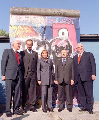 Einheit CDU Vor einem Mauerstück posieren Friedrich Merz, Angela Merkel, Helmut Kohl, Jean-Claude Juncker, Ministerpräsident von Luxemburg und der ehemalige EU-Praesident Jaque Delors, vor Beginn Veranstaltung Konrad-Adenauer Stiftung, Berlin den 27.09.2000 Berlin Deutschland *** Unity CDU Friedrich Merz, Angela Merkel, Helmut Kohl, Jean Claude Juncker, Prime Minister of Luxembourg and former EU President Jaque Delors pose in front of a piece of the wall before the beginning of the event Konrad Adenauer Foundation, Berlin 27 09 2000 Berlin Germany